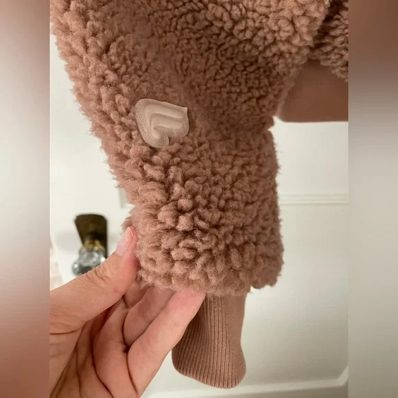 Fabletics Summit Teddy Jacket – Size Small
✨ Excellent Preloved Condition! ✨ - Picture 4 of 6